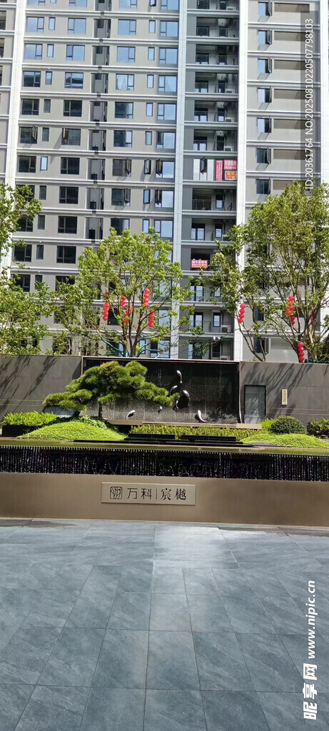 河畔高樓與綠植景觀