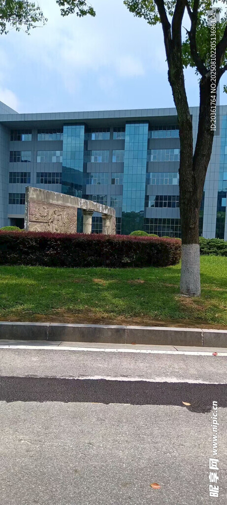 現(xiàn)代辦公樓前的街道景觀