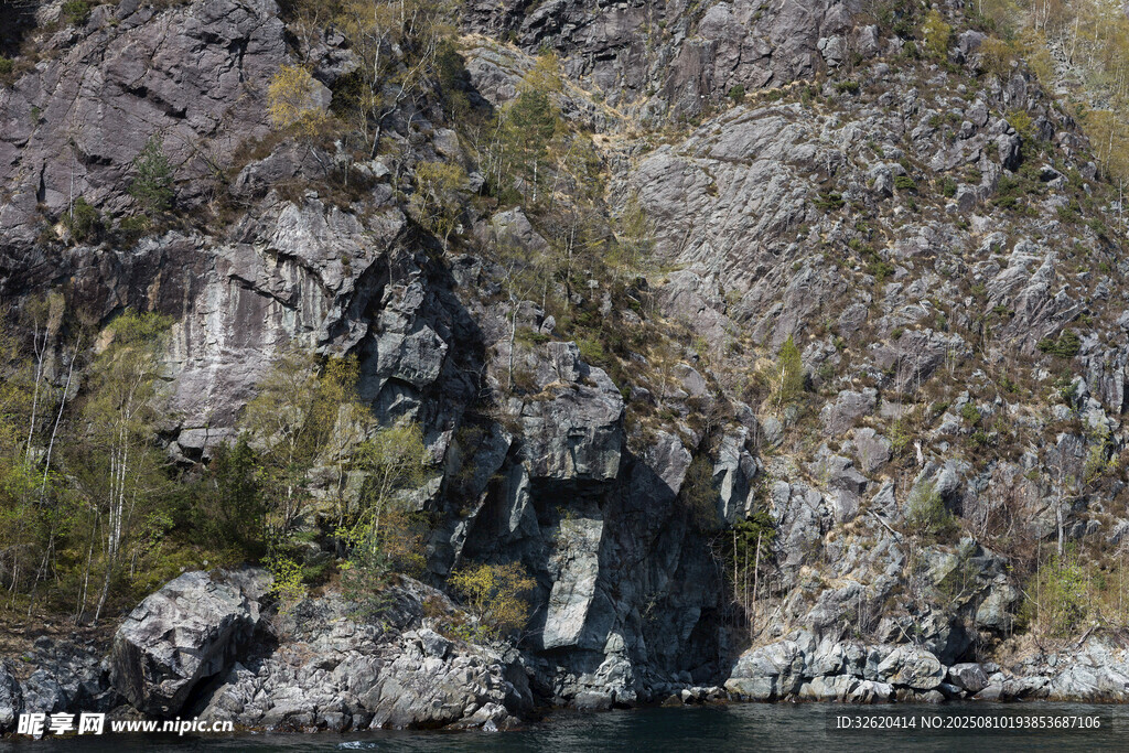 山間巖石與植被景觀