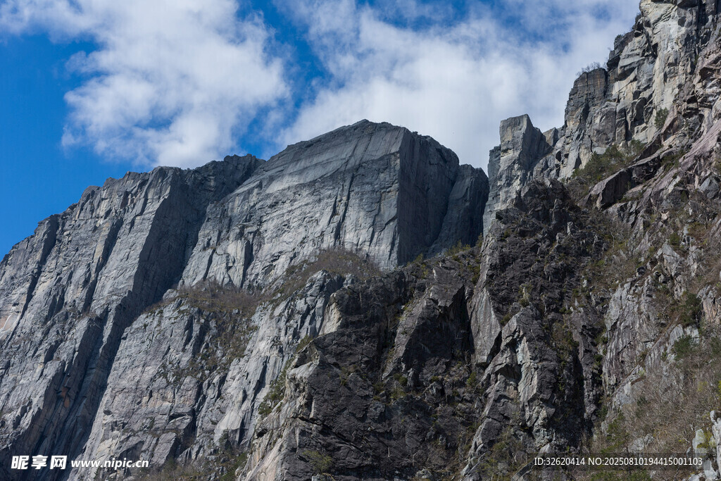 巍峨高山壯麗景致