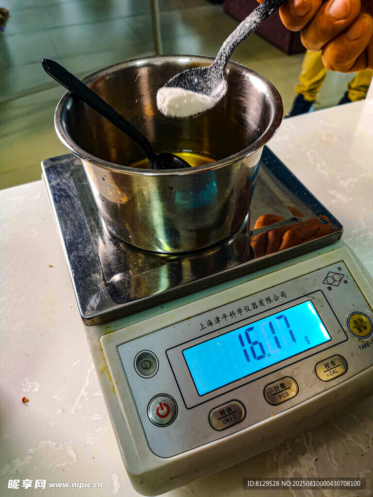 電子秤上的金屬容器與物品