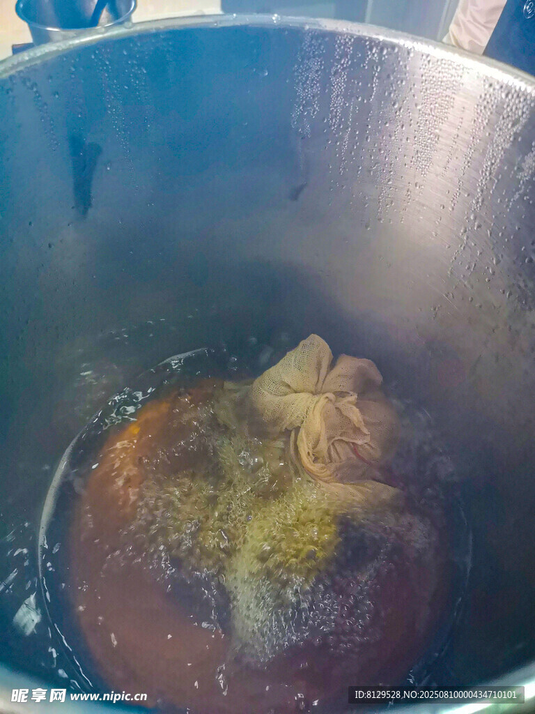 鍋中燉煮的肉塊