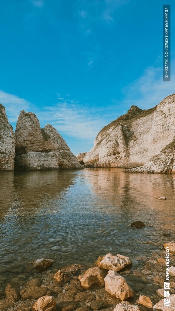 海邊巖石景觀 靜謐水域