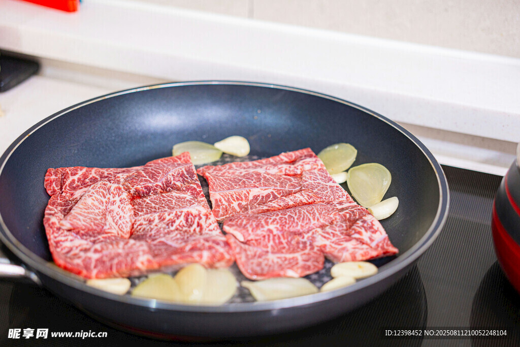 鍋中煎制的鮮嫩生牛肉