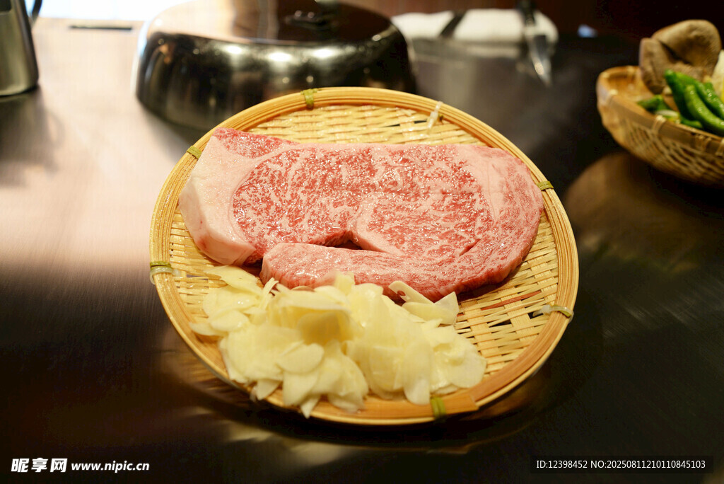 竹盤上的肉片與配菜