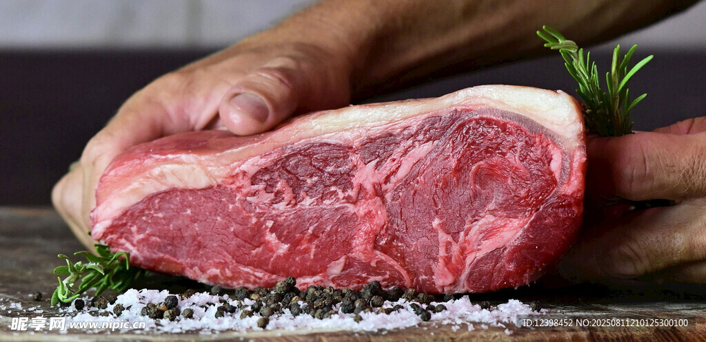 手捧新鮮生牛肉特寫
