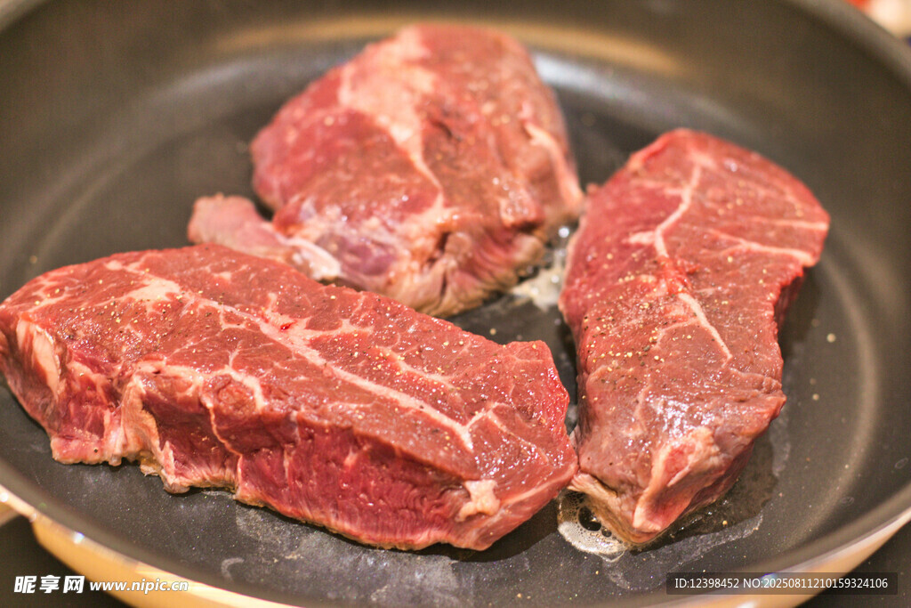 新鮮生牛肉牛排待烹飪
