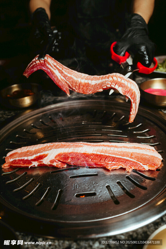 炭火上的美味烤肉時刻