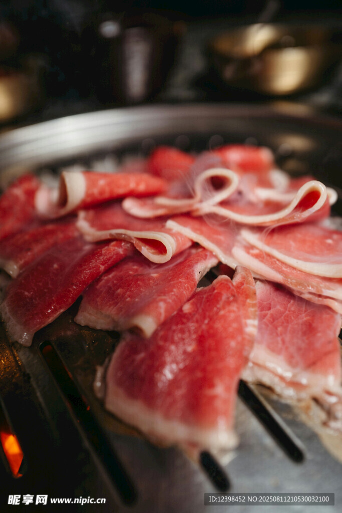 炭火上的鮮嫩烤肉