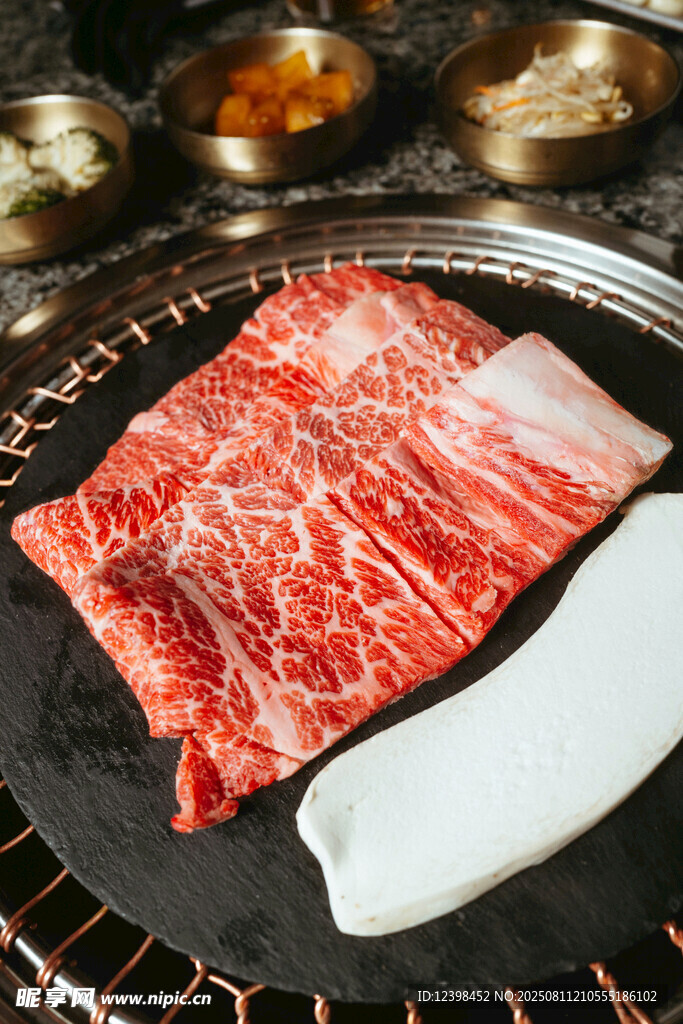 烤盤上的鮮嫩牛肉片