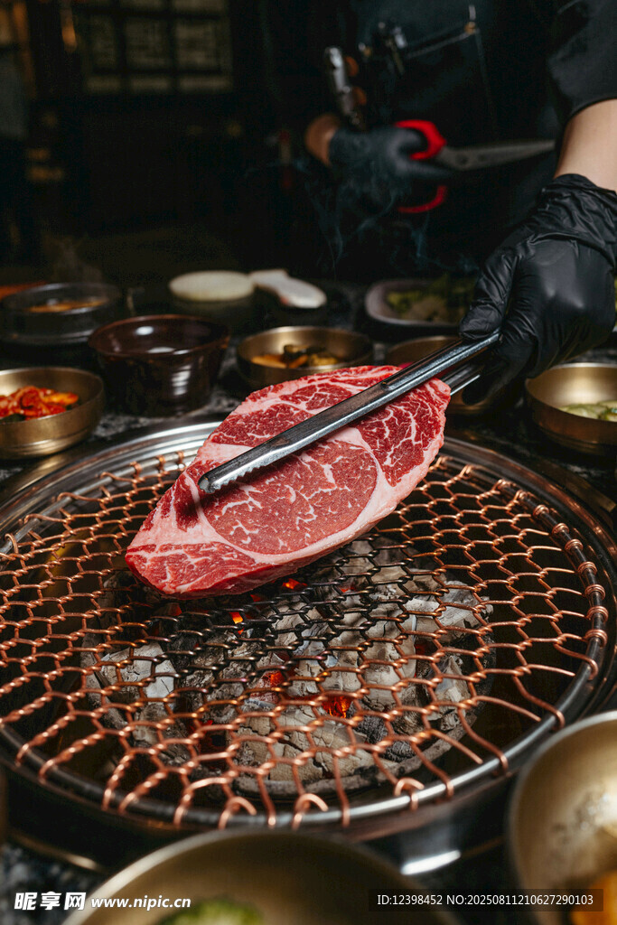 鐵板上煎制的鮮嫩牛排