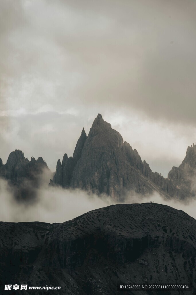 云霧繚繞的壯麗山峰