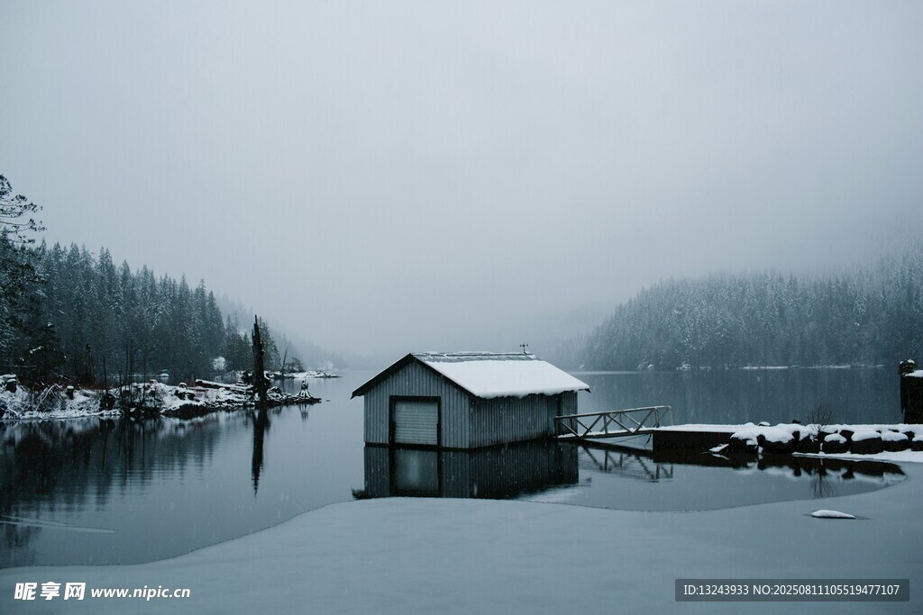 霧中湖畔小屋雪景桌面壁紙