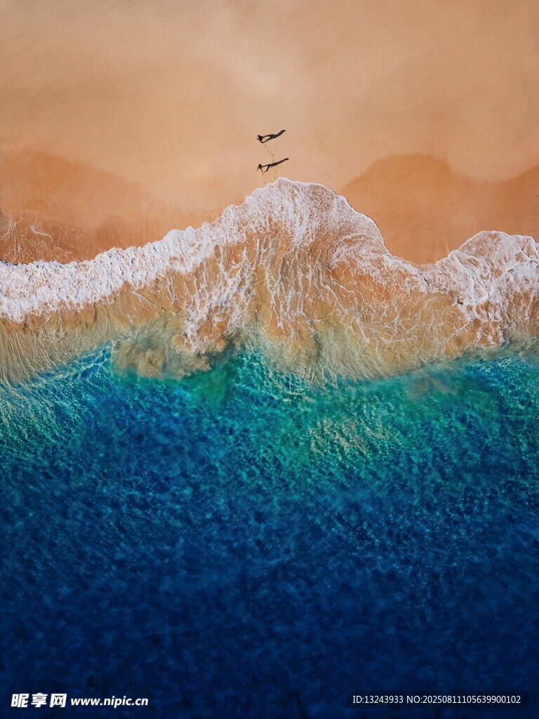 藍色海浪夢幻山海景觀背景
