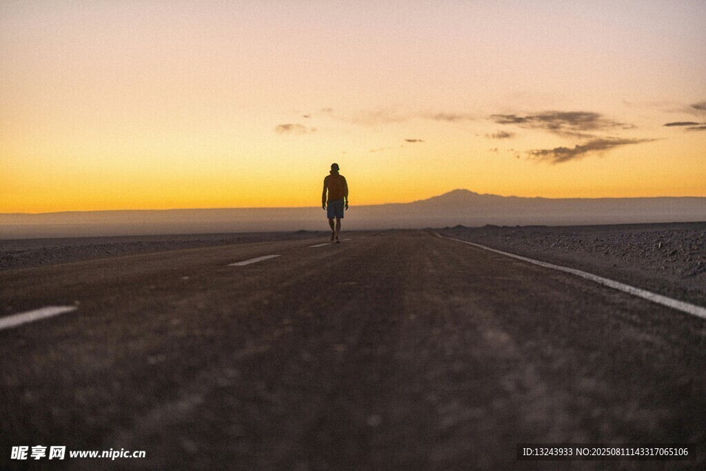 夕陽下獨行者的公路之旅