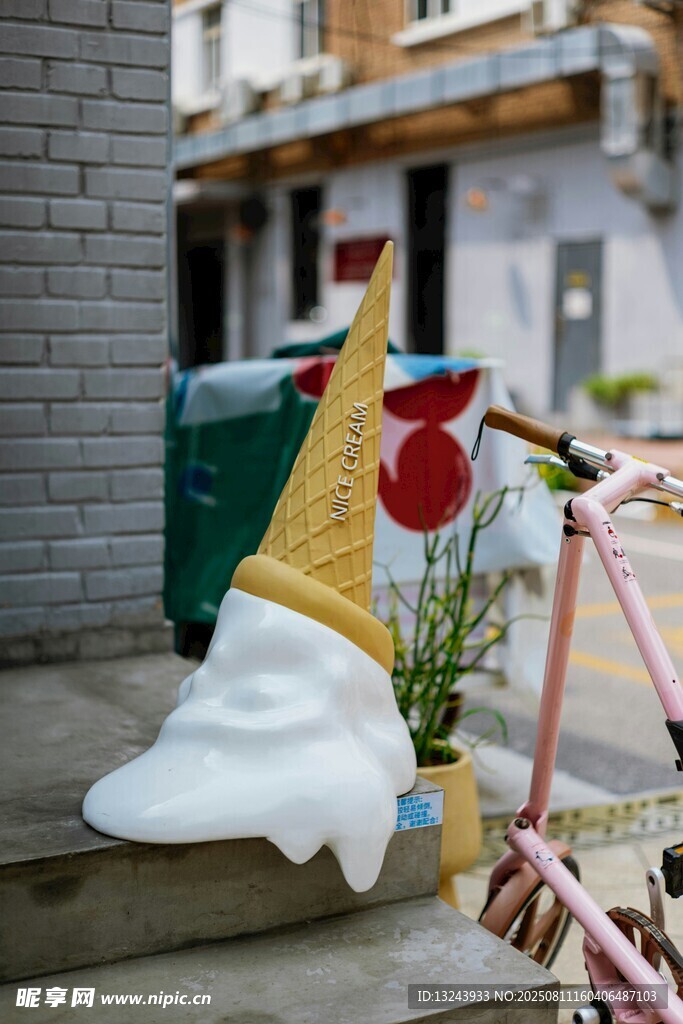街頭創(chuàng)意雕塑與綠植景觀