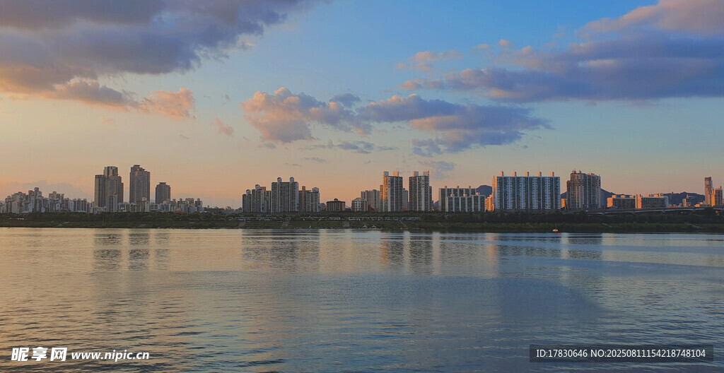 城市湖畔黃昏美景