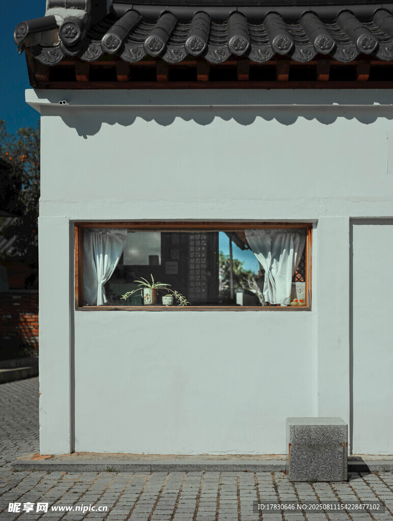 中式建筑小屋的窗邊景致