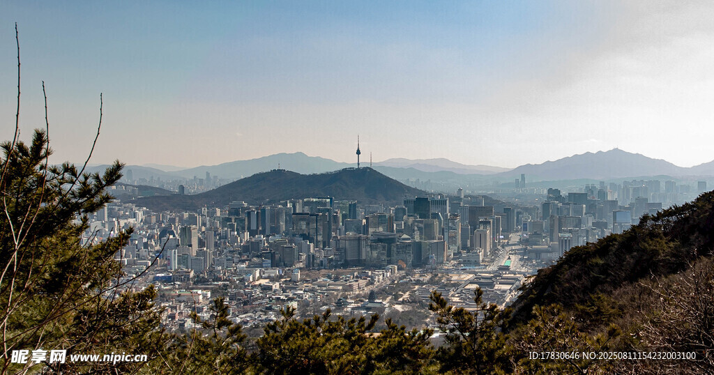 俯瞰山城城市與山巒美景
