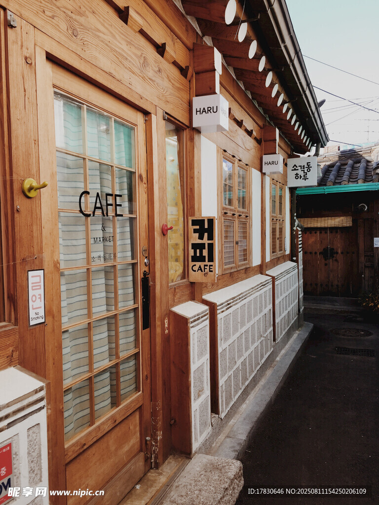 日式木質(zhì)門店外的過道