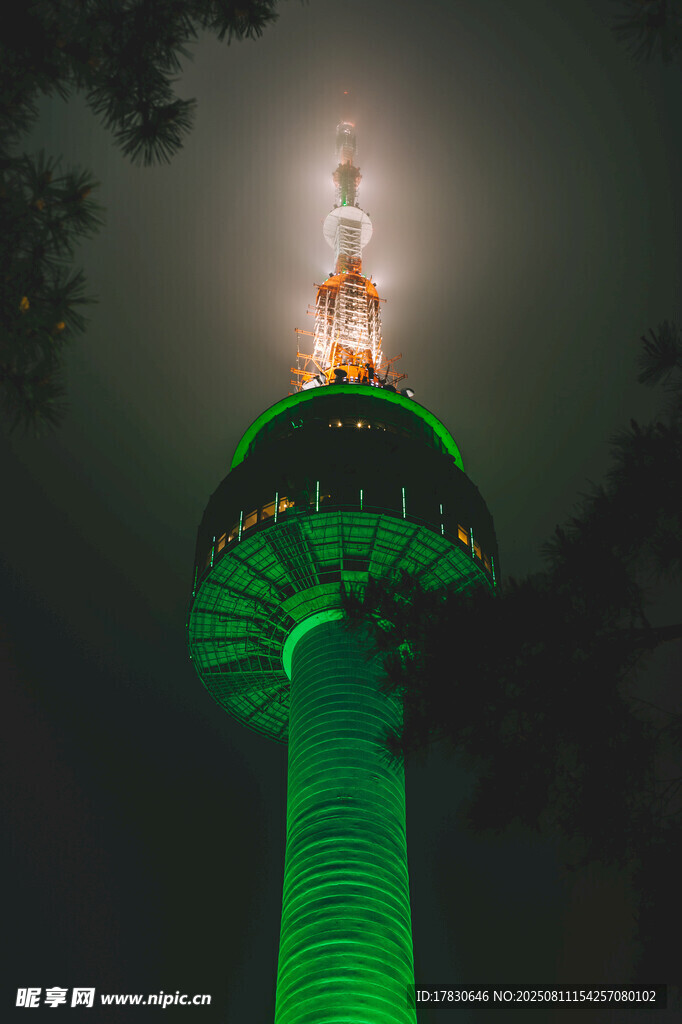 夜晚發(fā)光的綠色高塔