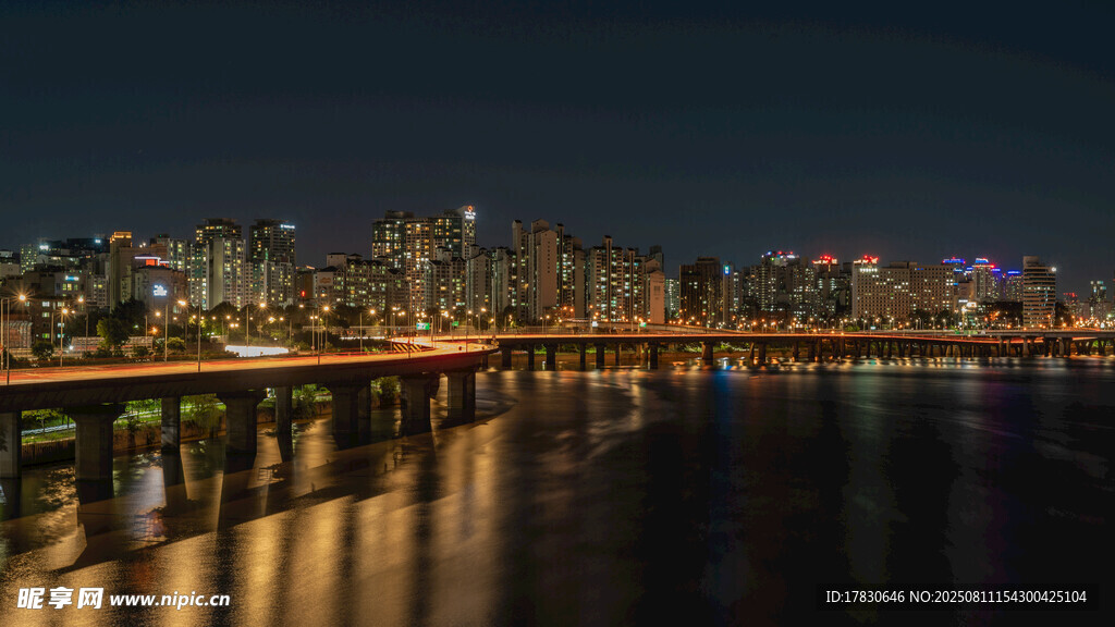 城市夜景下的璀璨橋梁