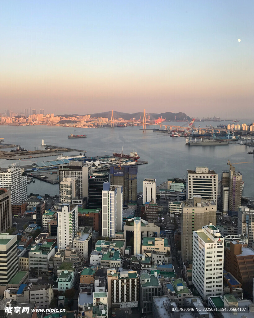城市天際線與水域景觀