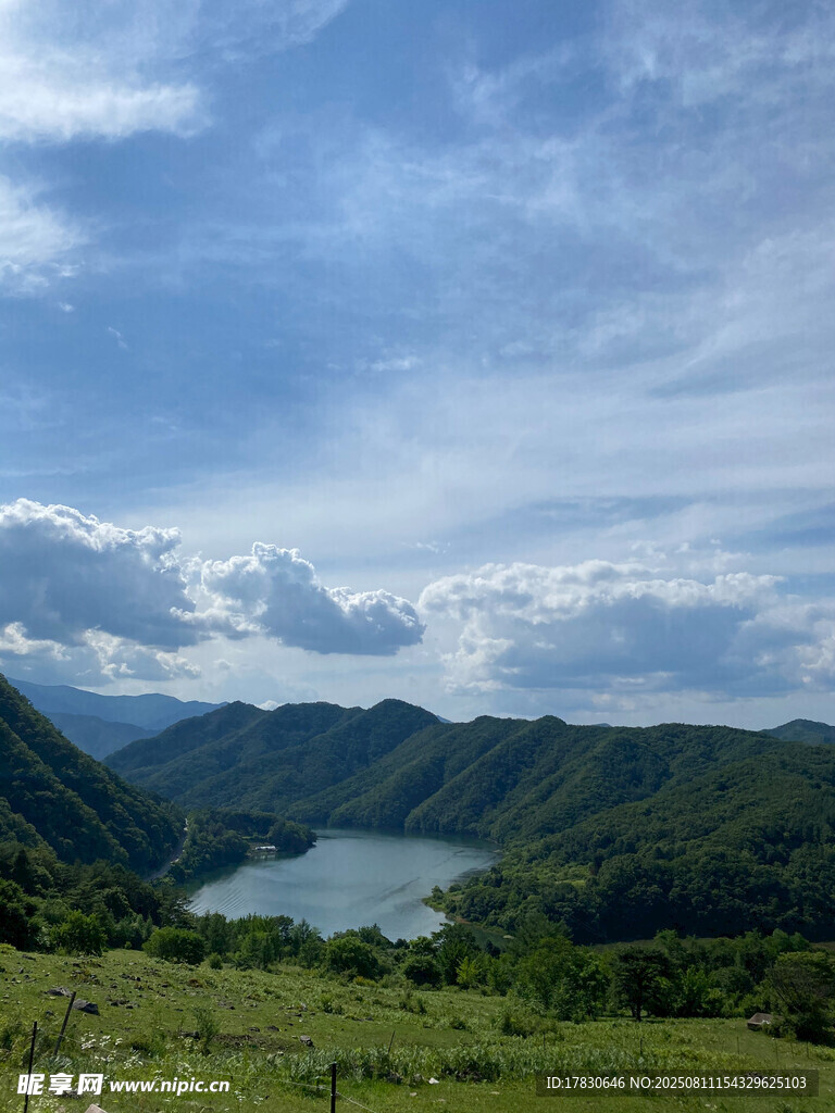 山間湖泊美景