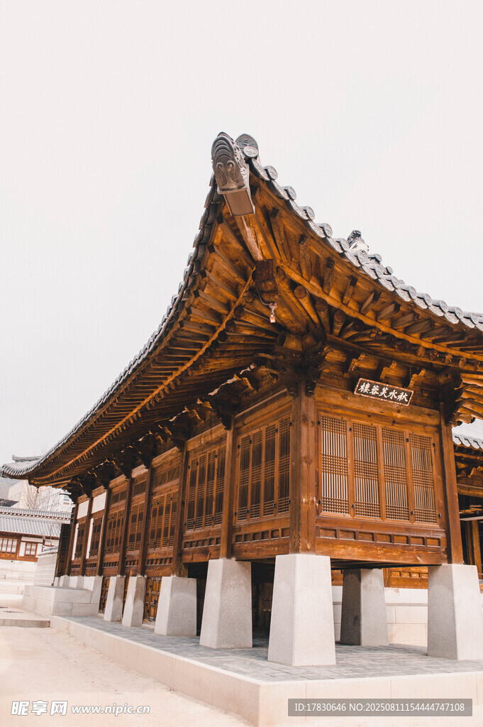 傳統(tǒng)中式古建筑屋檐一角