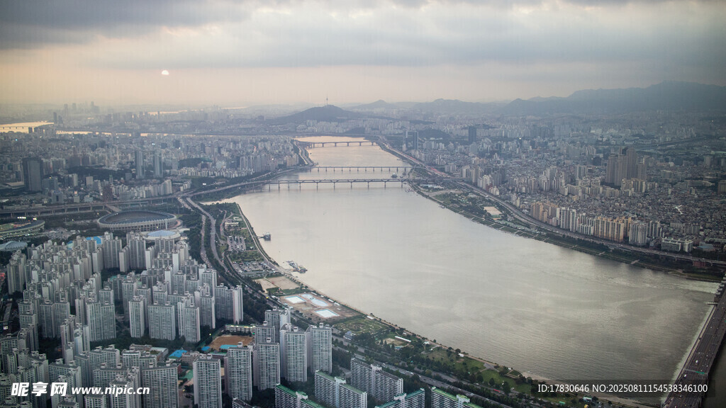 城市河畔俯瞰景觀