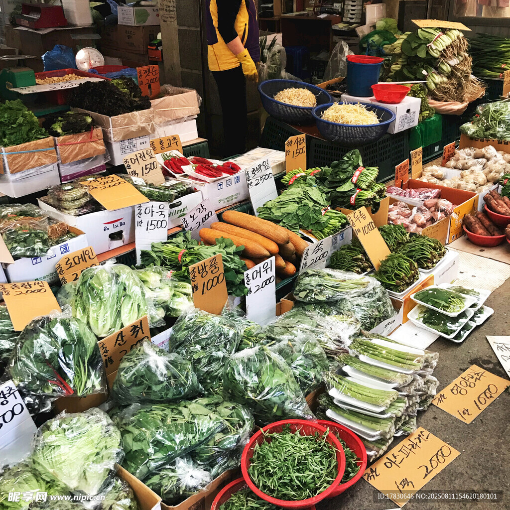 熱鬧集市的新鮮蔬菜攤