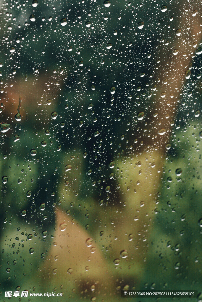 雨中模糊景象