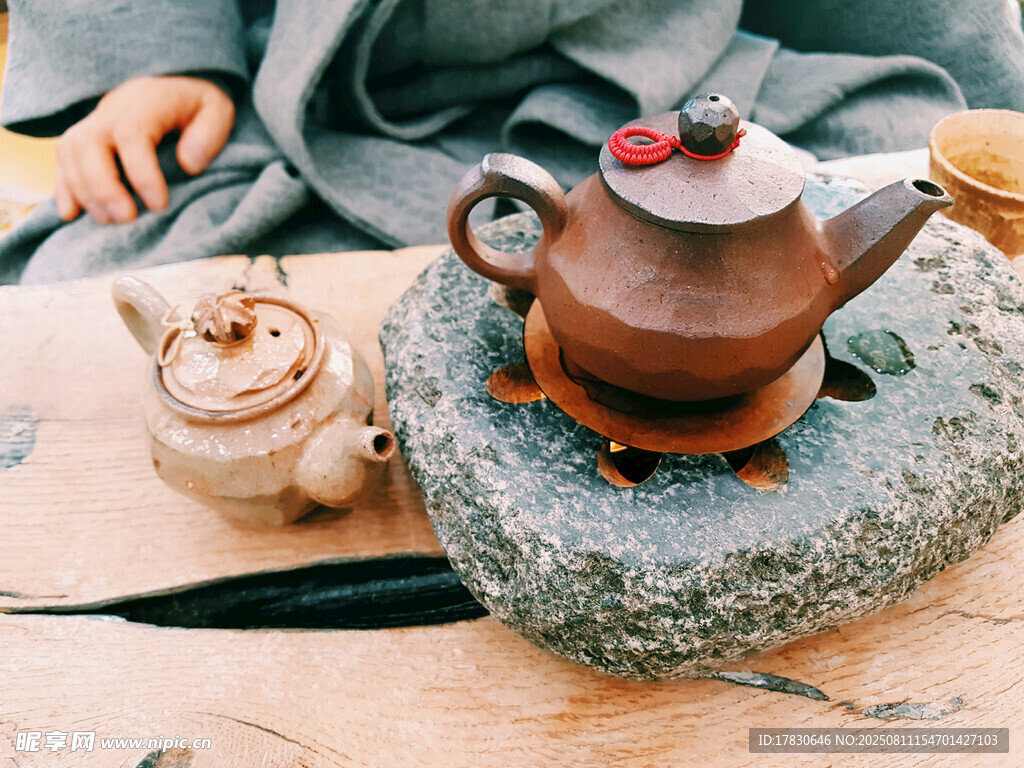 戶外古樸茶具愜意場景