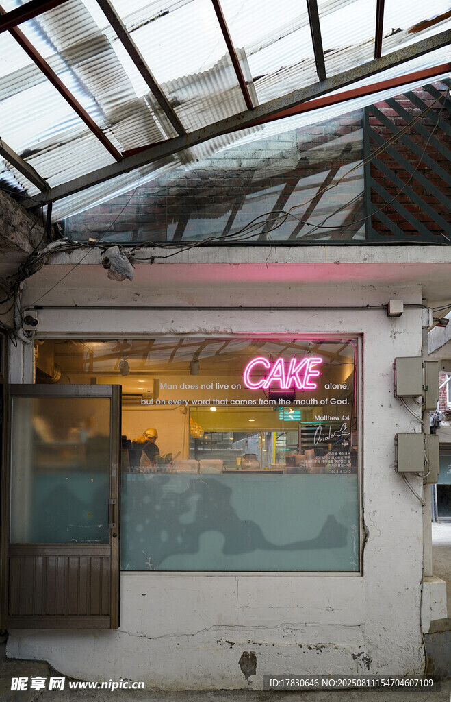 街邊溫馨咖啡館外觀