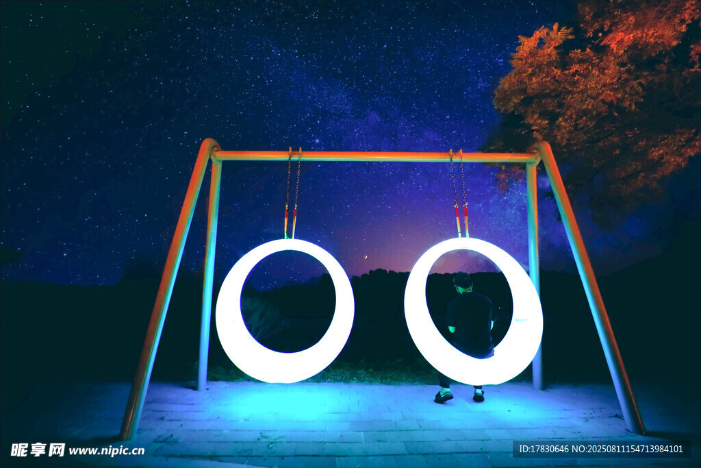 夢幻發(fā)光秋千夜景