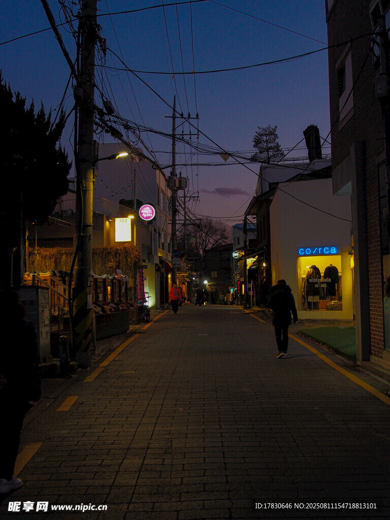 夜幕下的寧靜街道