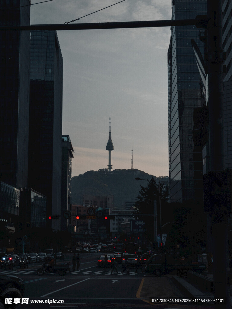 城市黃昏街景與遠(yuǎn)處高塔