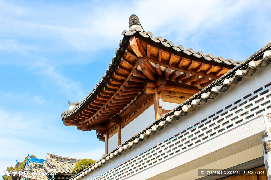 中式古建筑屋檐一角