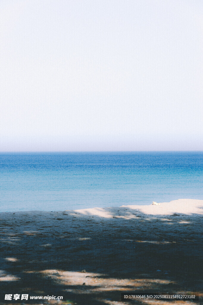 俯瞰蔚藍大海與沙灘