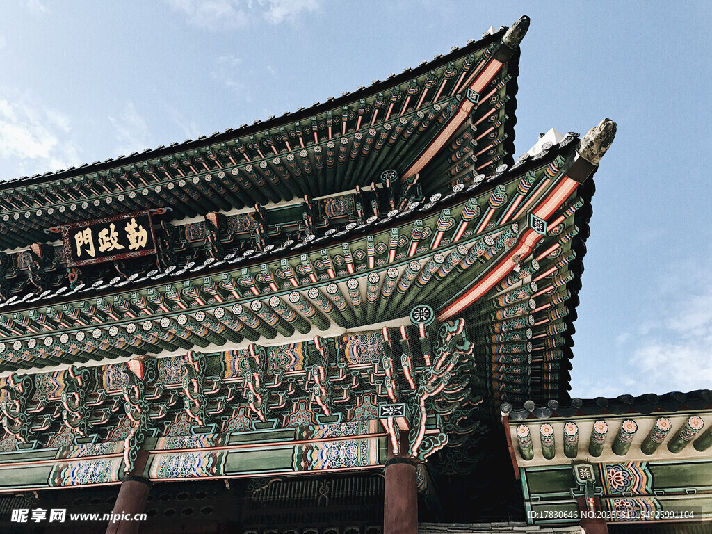 中式古建筑屋檐精美一角