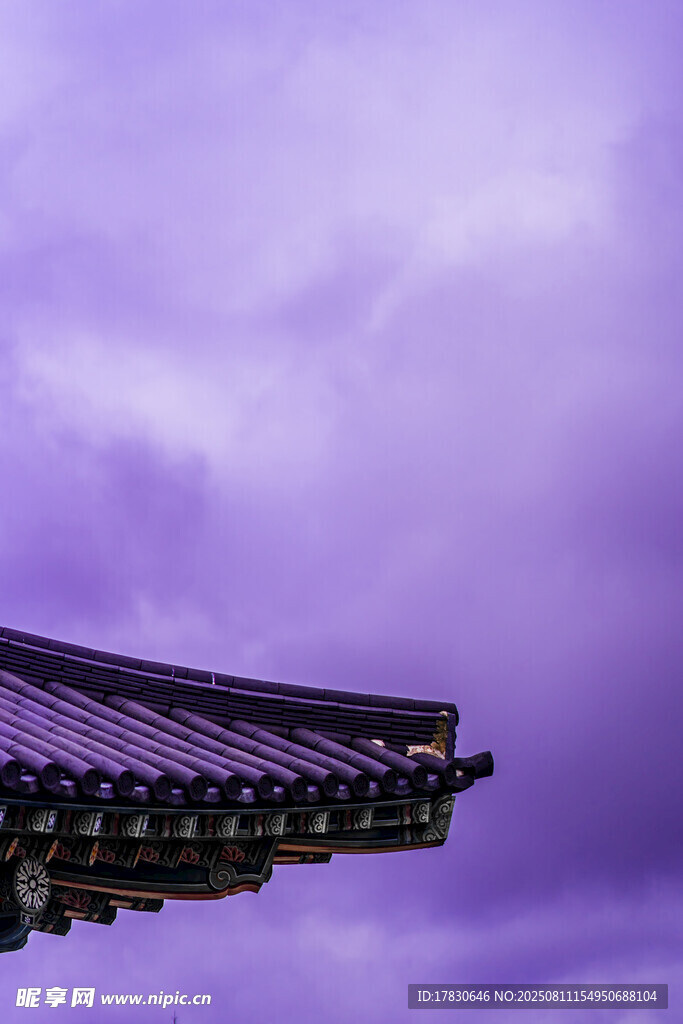 紫幕下的中式屋檐一角