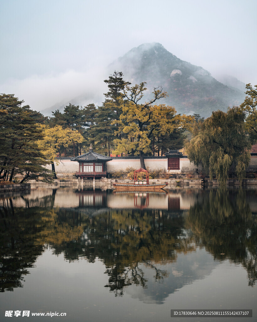 山水間的中式建筑倒影