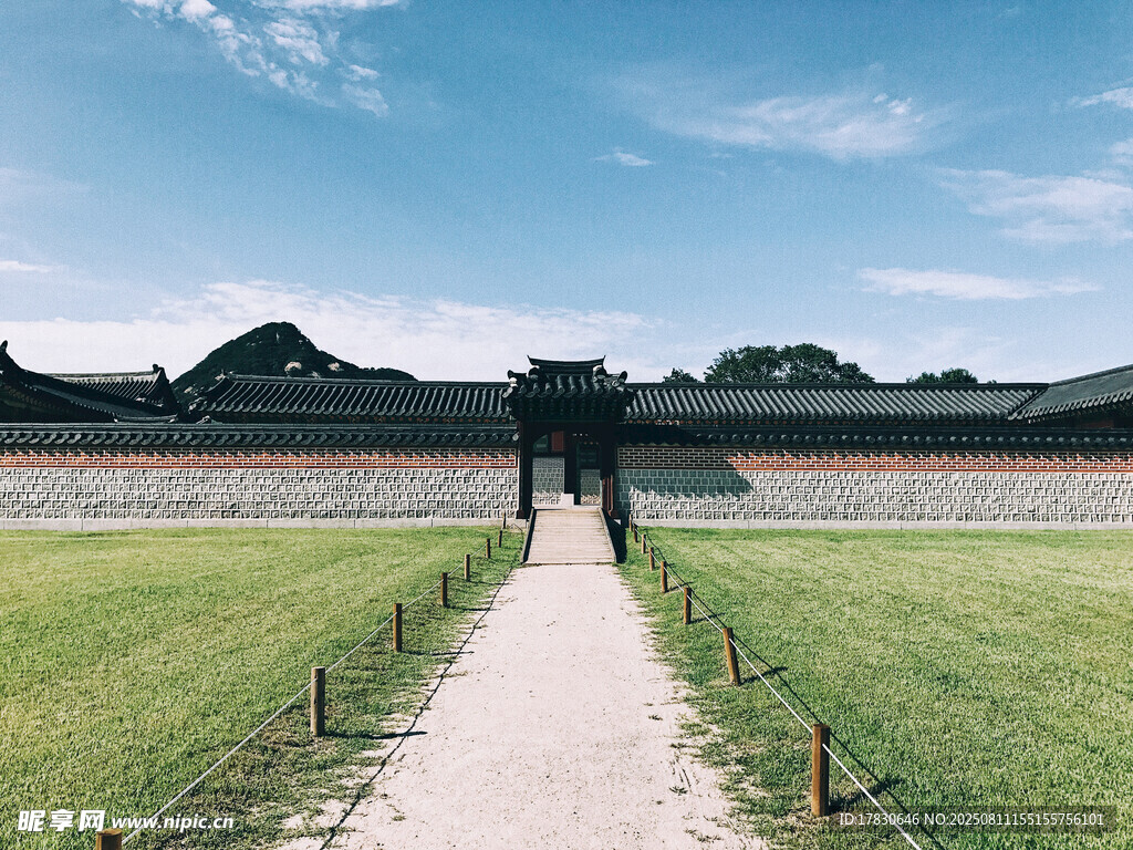 古建庭院中的幽靜小徑