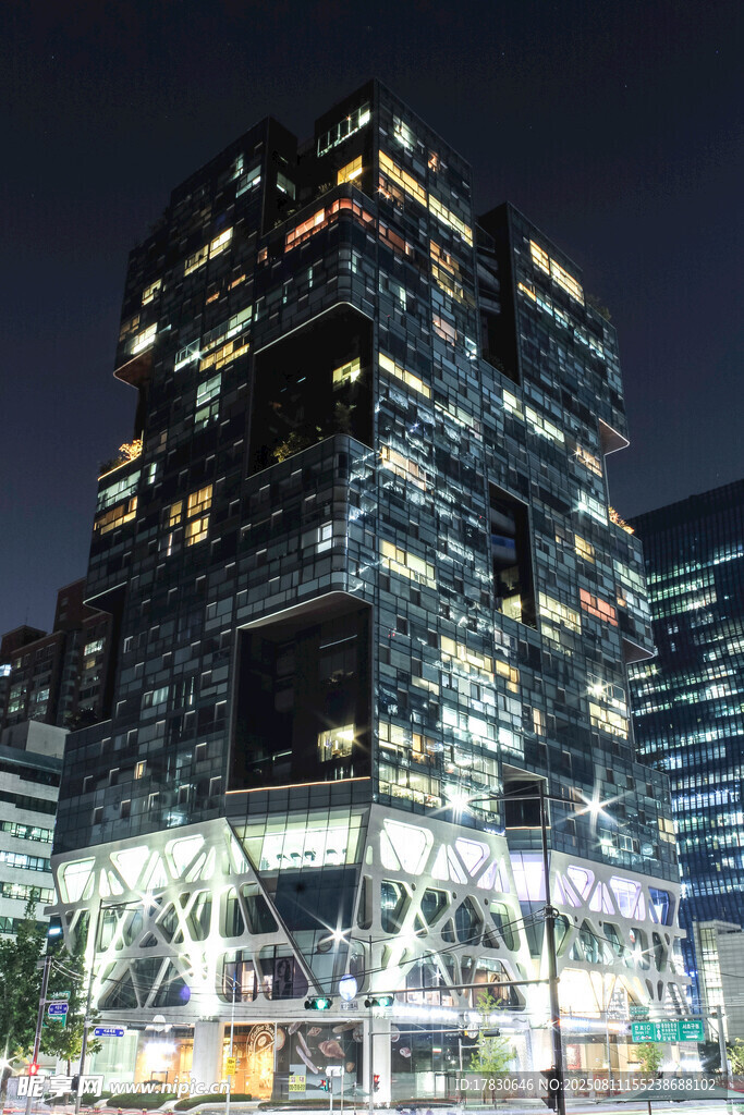 夜晚繁華都市中的璀璨建筑