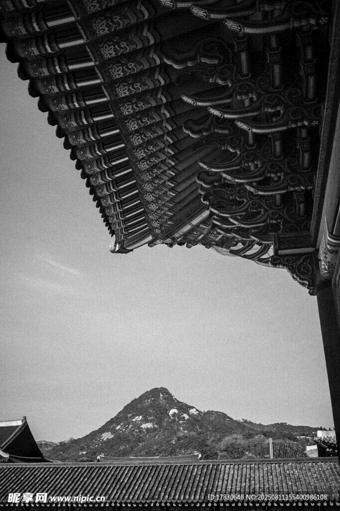 中式屋檐下的遠(yuǎn)山景致