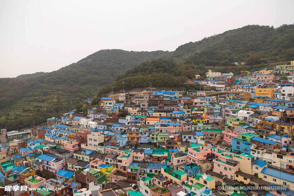 彩色漁村景觀俯瞰圖