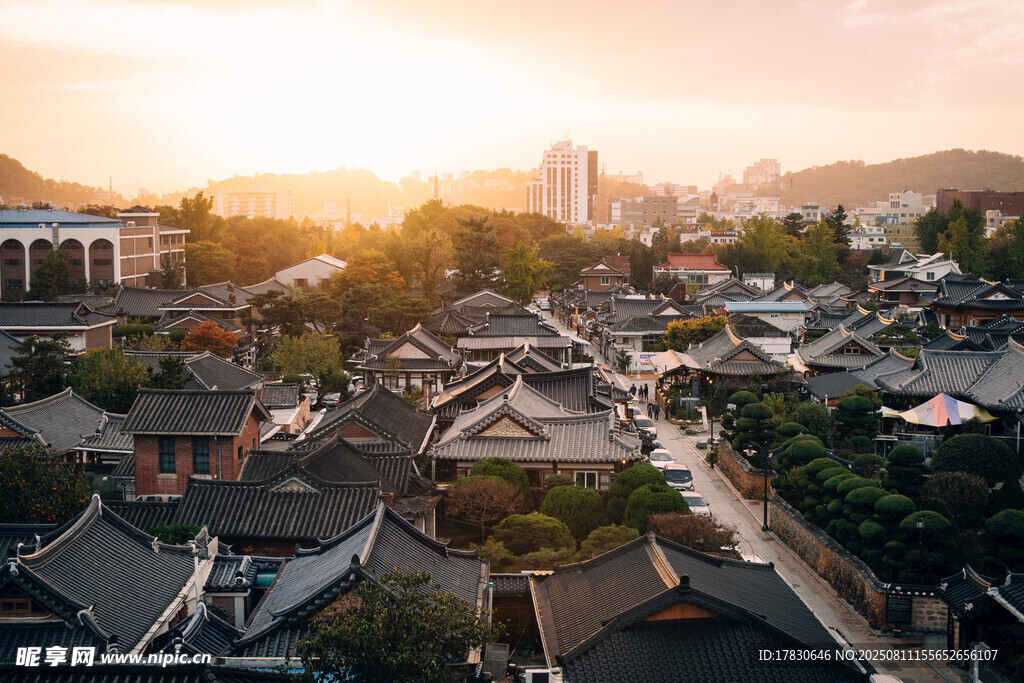 夕陽(yáng)下的古村落與城市天際