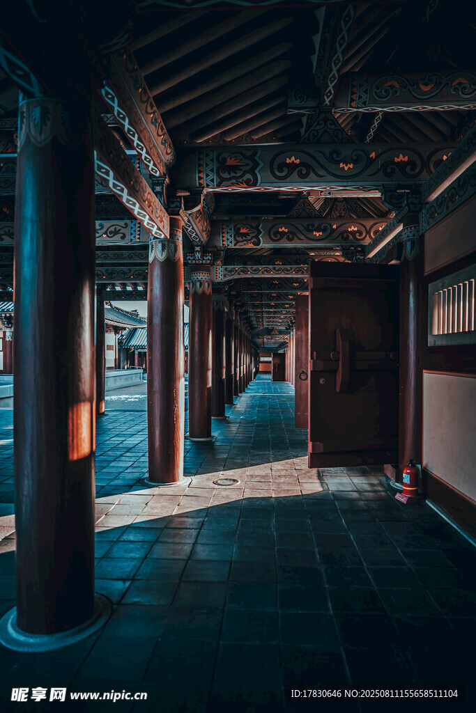 古建長廊內(nèi)部的靜謐景象