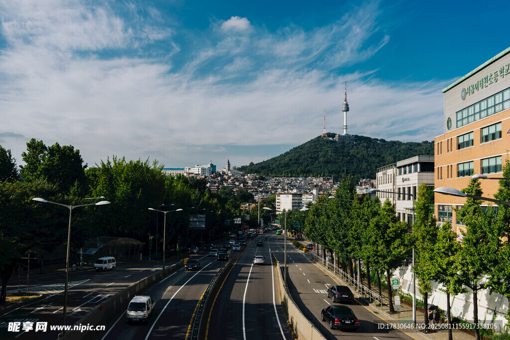 城市街道與遠山風景