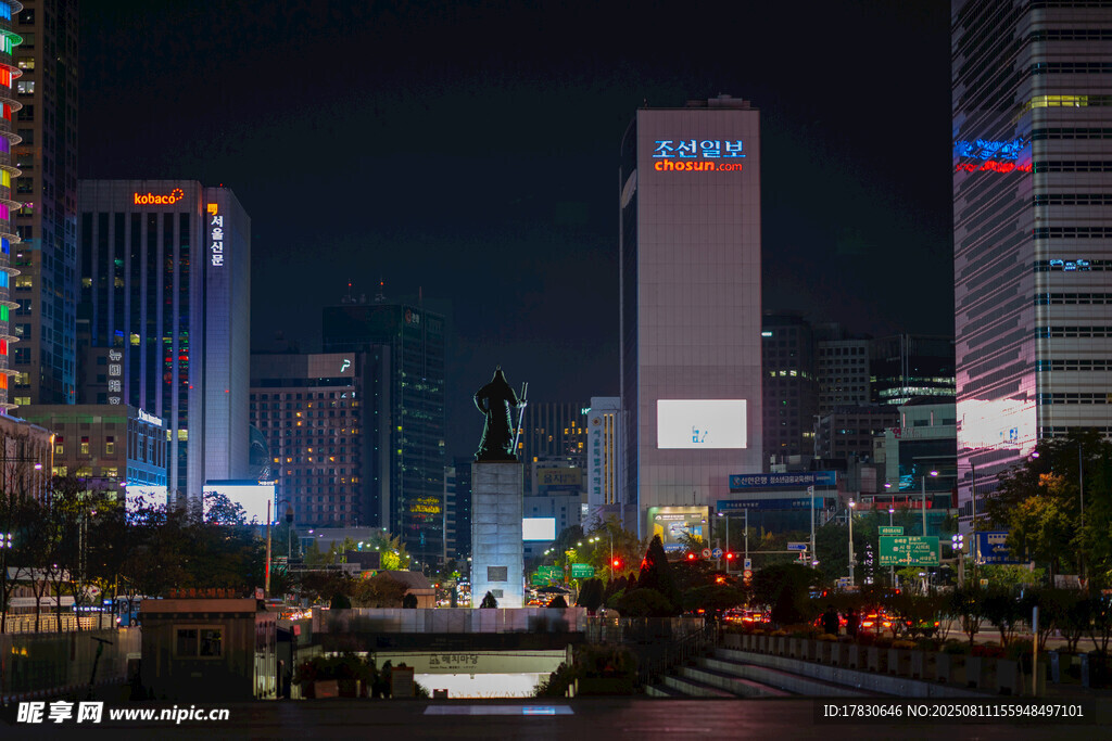 城市璀璨夜景中的雕像